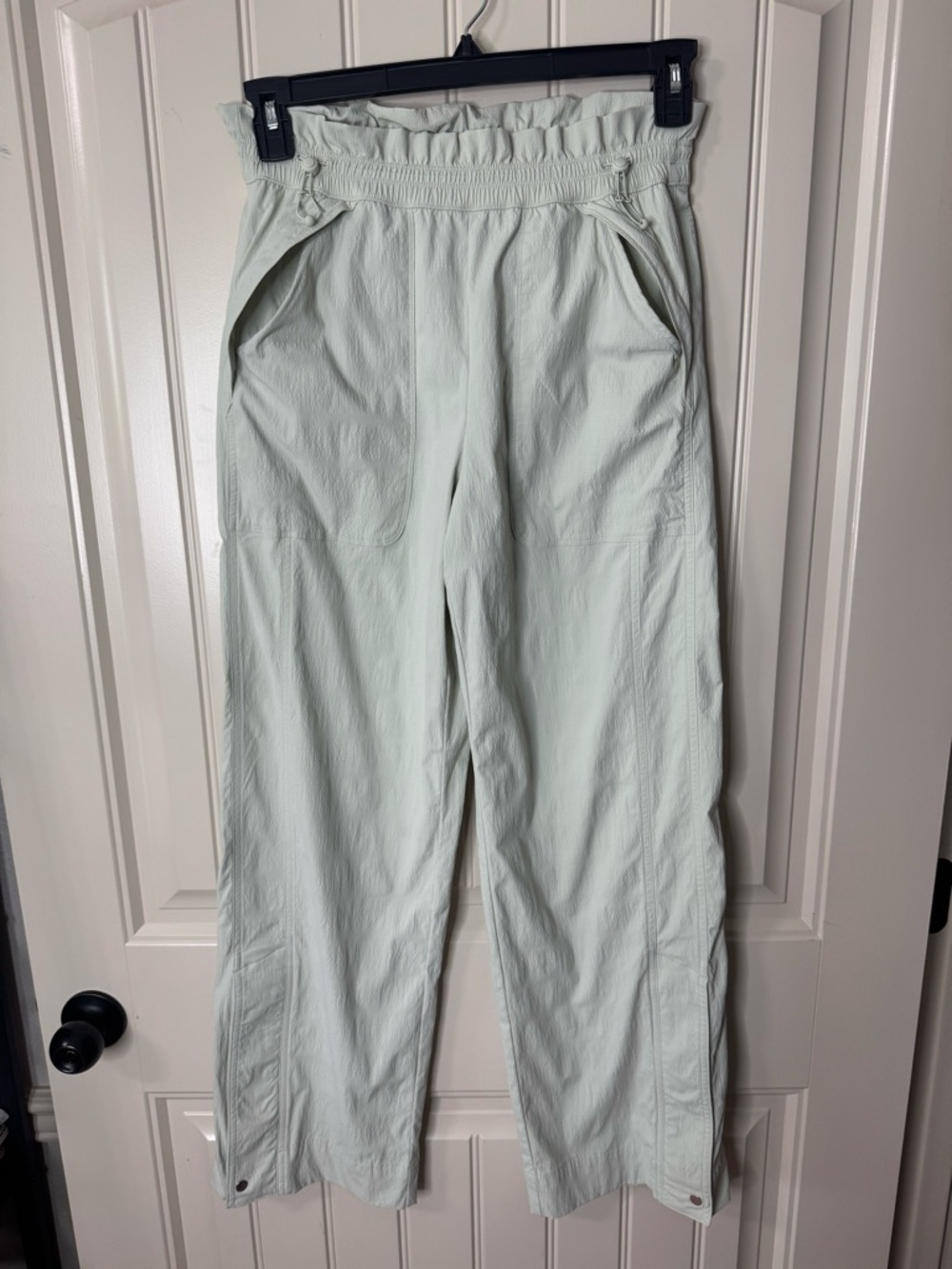 ATHLETA 💚 Trekkie High Rise Mint Green Parachute Pants (Women’s Size 4) - Picture 5 of 17